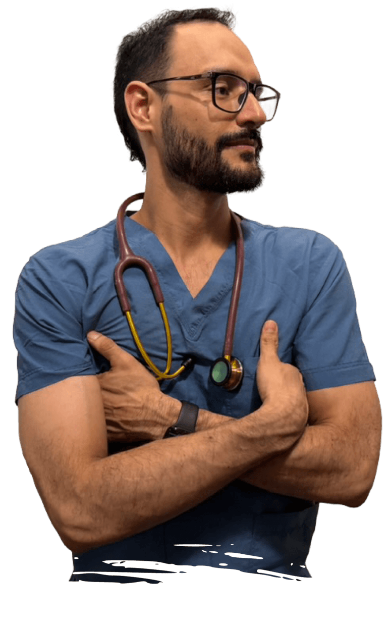 Dra. Bernal veterinaria atendiendo a un perro